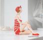 Preview: Sonnenbadende 50er Jahre Badefigur Konstanze in rot-weißem Strandoutfit (18cm)